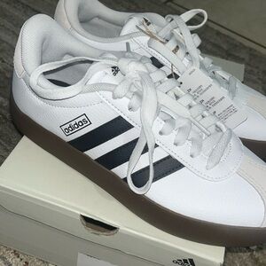 adidas VL court 3.0–black and white